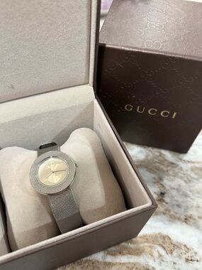 Gucci Women's Swiss U-play Mesh Bracelet Watch 29mm